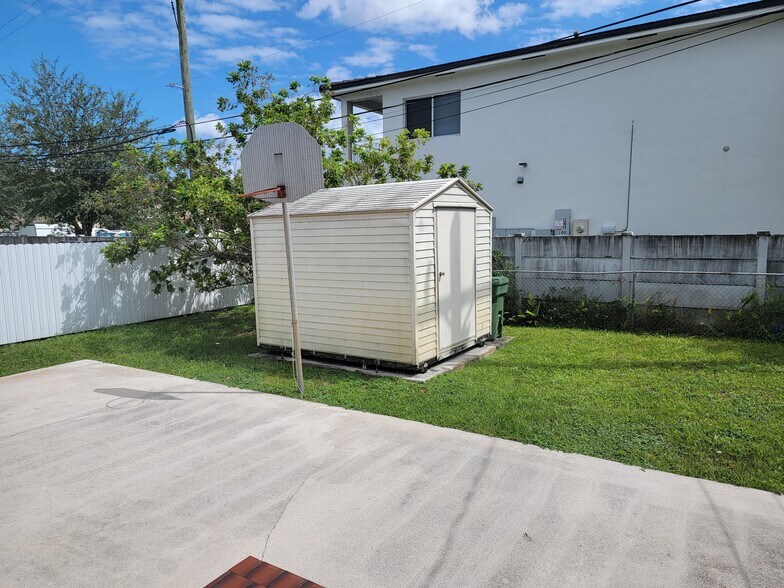 Large backyard with storage shed - 152 E 6th St