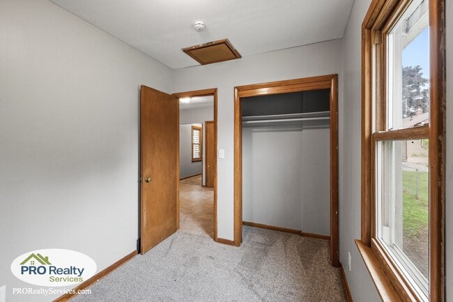 Building Photo - Recently Remodeled 2 Bedroom Home