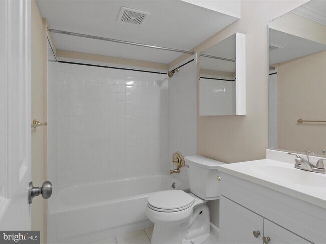 Building Photo - 1518 Summerset Pl