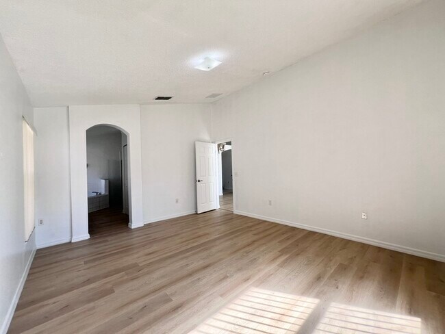 Building Photo - Beautifully Updated 3 bedroom 2 bath home ...