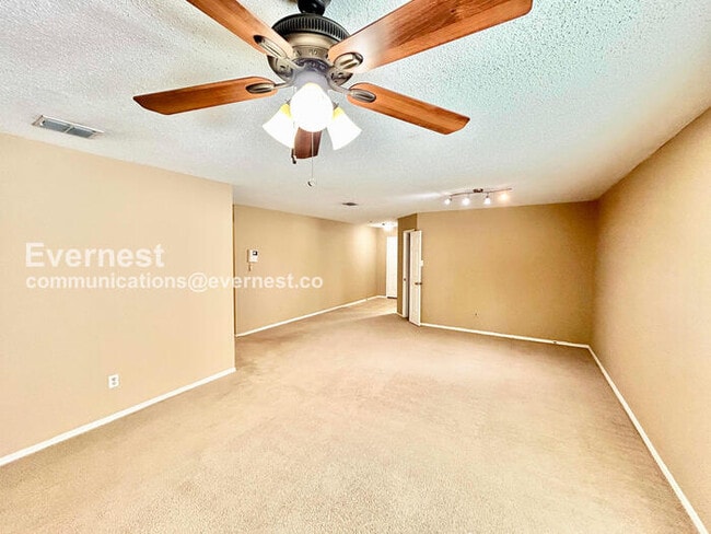 Building Photo - 4 Bed, 2 Bath Home with Fenced Yard & Garage / Available Now!