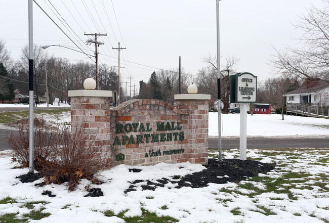 Signage - Royal Mall Apartments & Townhomes