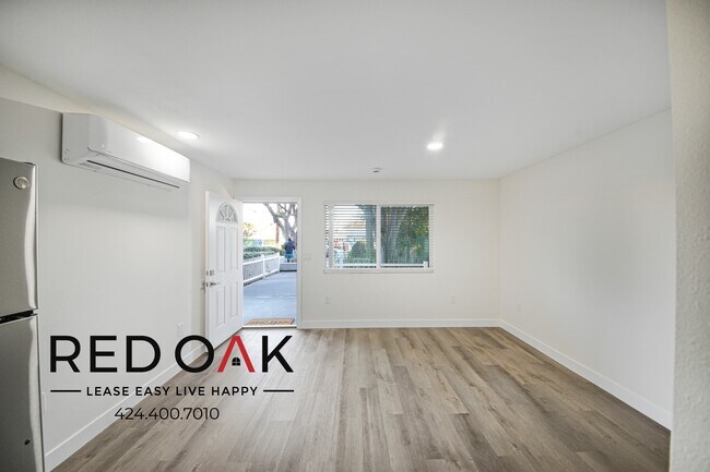 Building Photo - Lovely Studio with Lots of Natural Light, ...