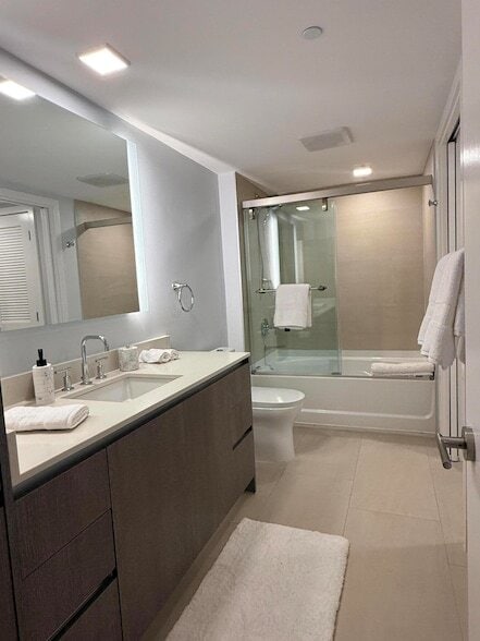 Building Photo - 111 SE 1st Ave