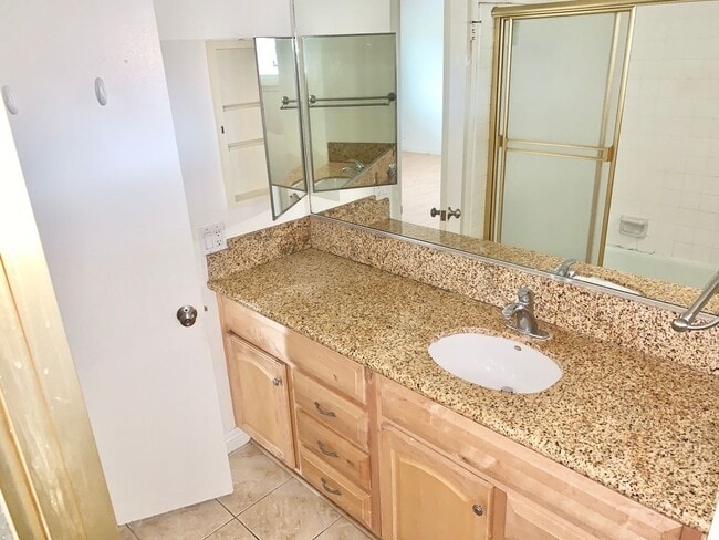 Building Photo - Five Bedroom Single Family Home in Irvine!