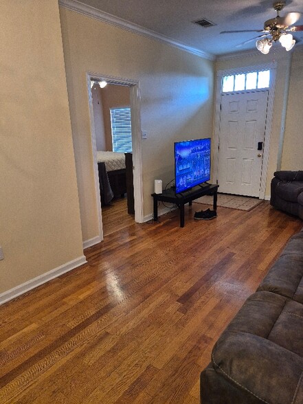 Building Photo - 152 S Foster Dr