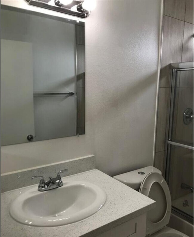 Building Photo - 832 Padilla St