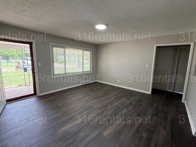 Building Photo - 2943 S Volutsia Ave