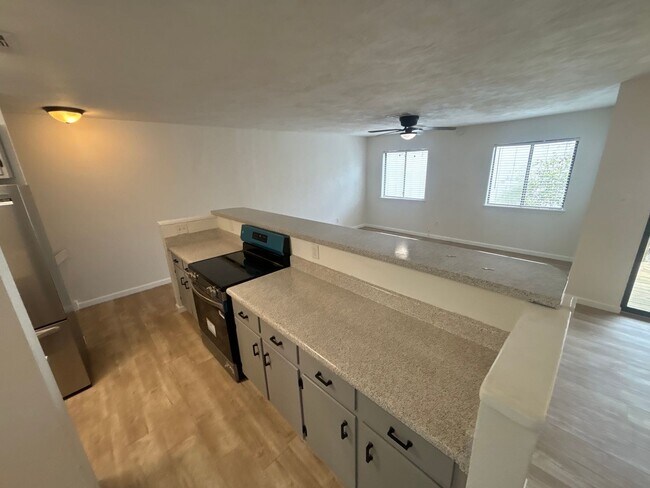 Building Photo - 2 Bedroom 2 1/2 bath in the Lakes Townhome Community! Complete Remodel!
