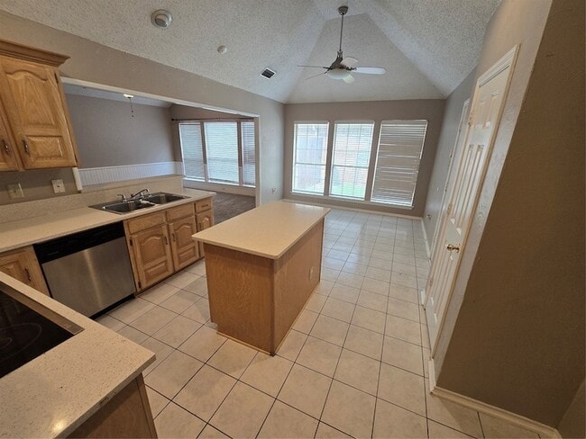 Building Photo - 2609 Classic Ct E