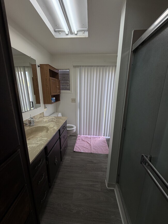 Building Photo - 913 Clover Dr