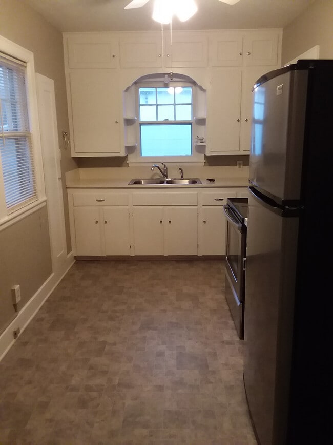 Building Photo - 225 W 1st St