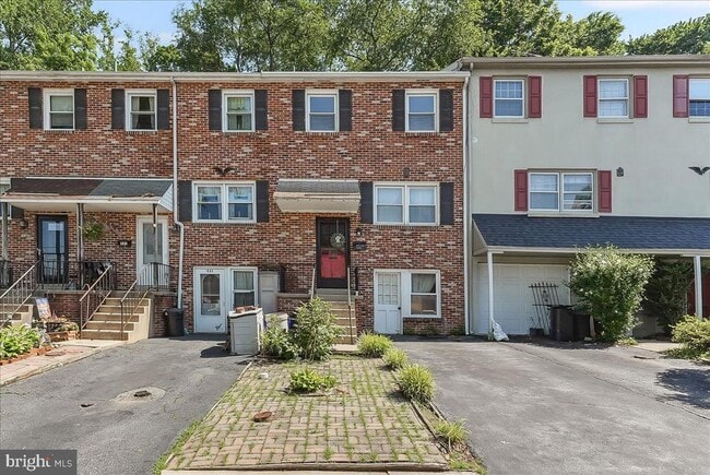 Primary Photo - 529 W Marshall St