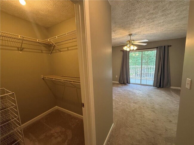 Building Photo - 1001 Holly Dr