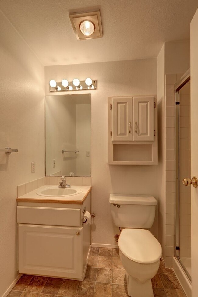 Building Photo - 2 Bedroom Ground Floor Condo in the Heart of Woodinville!