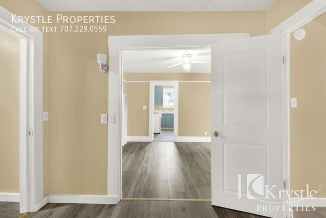 Building Photo - Charming and Updated 2-Bedroom Apartment w...