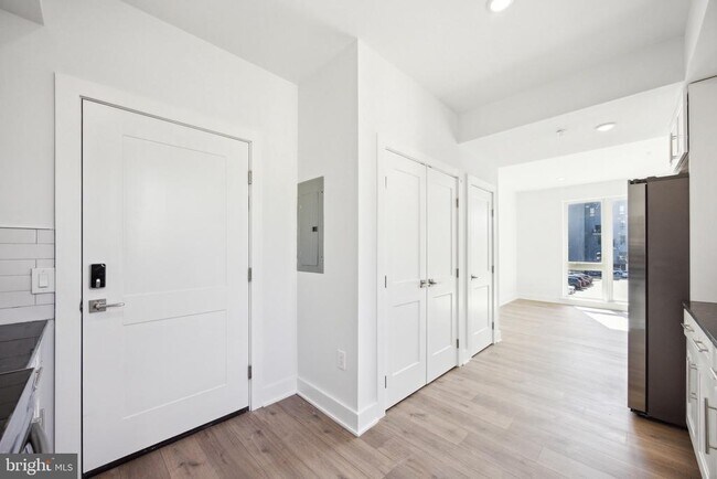 Building Photo - 1350 N Front St