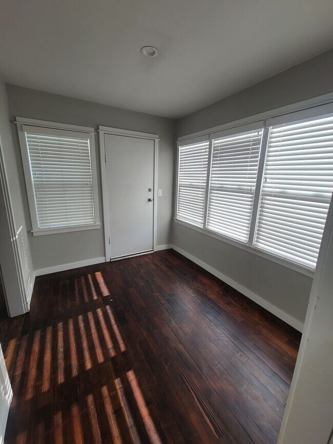 3 Bedroom 2 Bath House MOVE IN SPECIAL. 221 SW Rainbow Ave Dallas OR