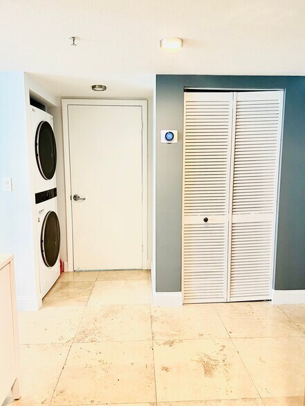 Washer & Dryer - 1800 N Bayshore Dr