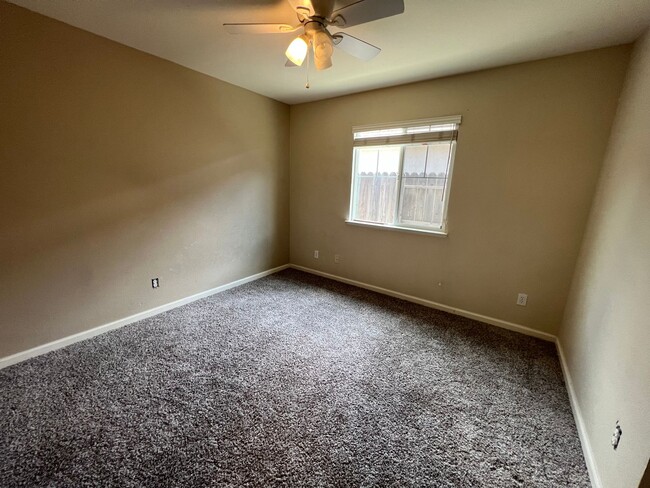 Building Photo - North Merced: $2199 possible 4 bed (4th ro...