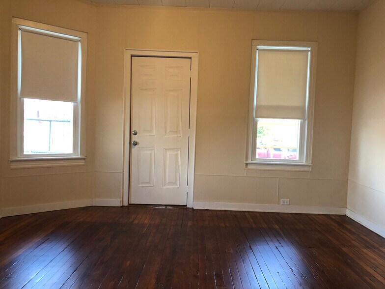 Building Photo - 437 E 2nd St