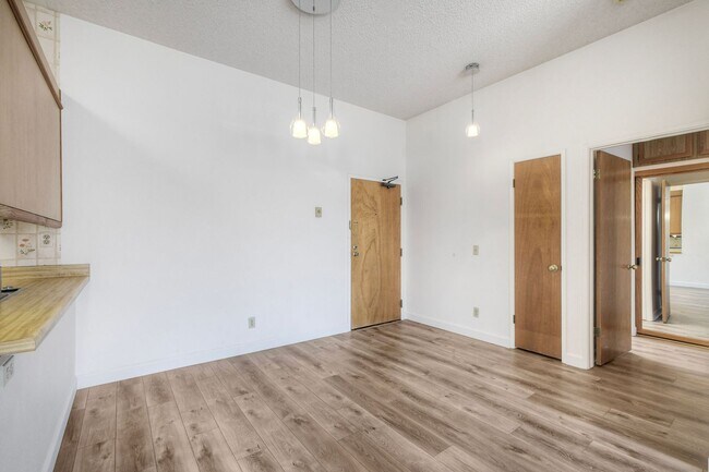 Building Photo - La Jolla Pines- Top Level 2 Bed/2 Ba Available Now!!