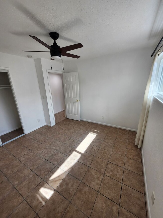 Building Photo - M-Muir Ave (triplex)