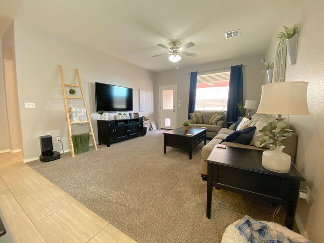 Building Photo - East El Paso 3 bed Refrig A/C w/office!
