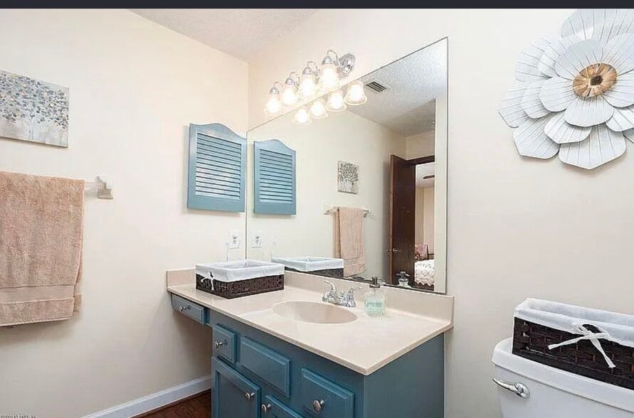 Building Photo - 8079 Village Gate Ct