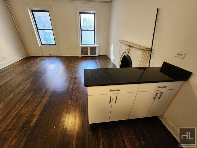 Building Photo - 39 E 65th St