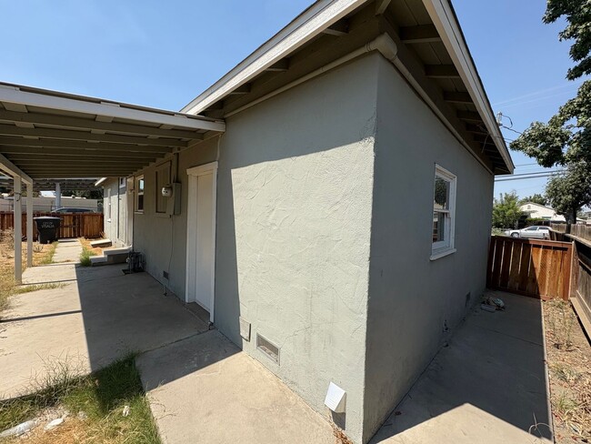 Building Photo - NW Visalia corner lot home available now!