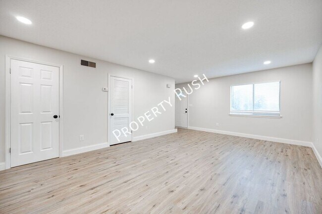 Building Photo - 2323 Green Forest Dr