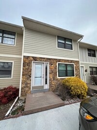 Building Photo - Convenient Townhome Close to I81
