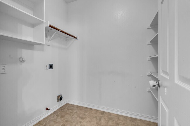 Building Photo - 513 Renee Dr