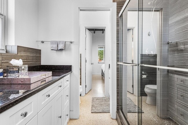 Building Photo - 342 NE 7th Ave