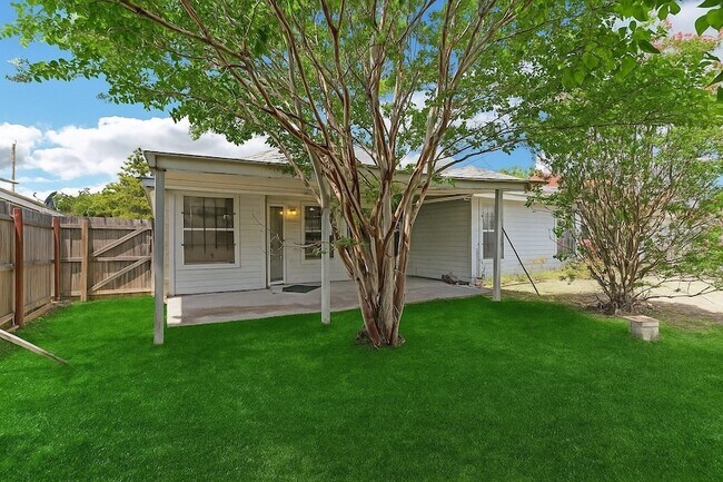 Building Photo - 721 Somerset Dr