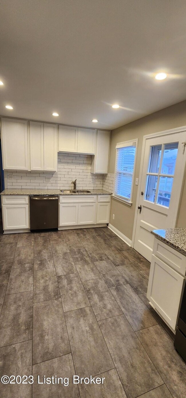 Building Photo - 208 Colonial Dr