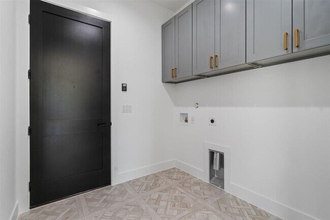 Building Photo - 501 Burton St E