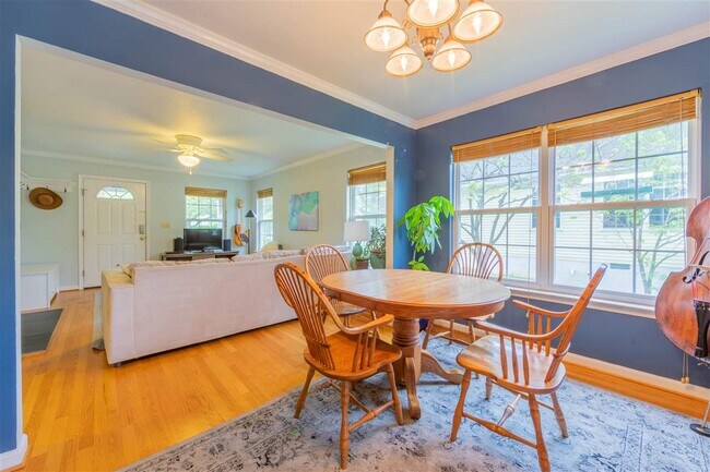 Building Photo - 115 Chisholm Pl