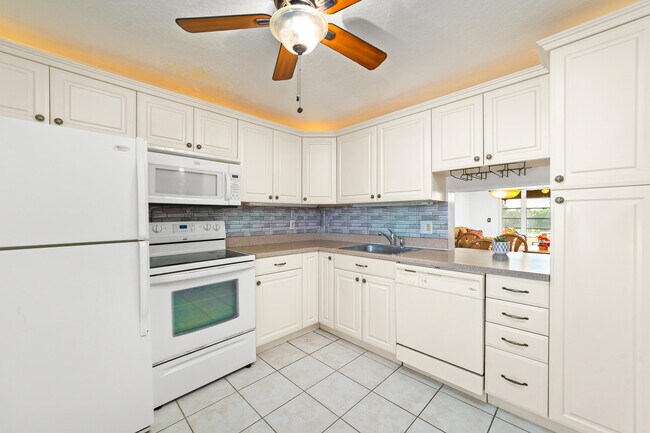 Building Photo - 230 NE 26th Ave