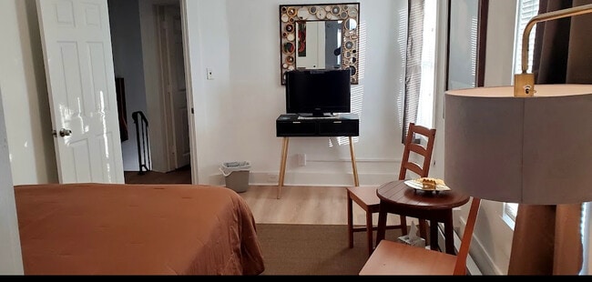 Building Photo - 905 New St