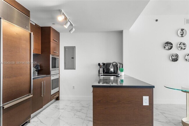 Building Photo - 465 Brickell Ave