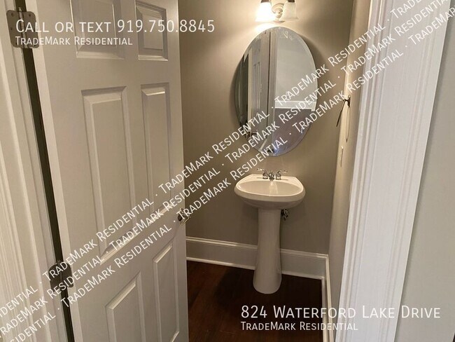 Building Photo - 824 Waterford Lake Dr