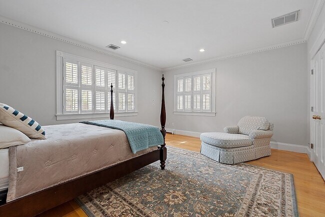 Building Photo - 451 Wellesley St