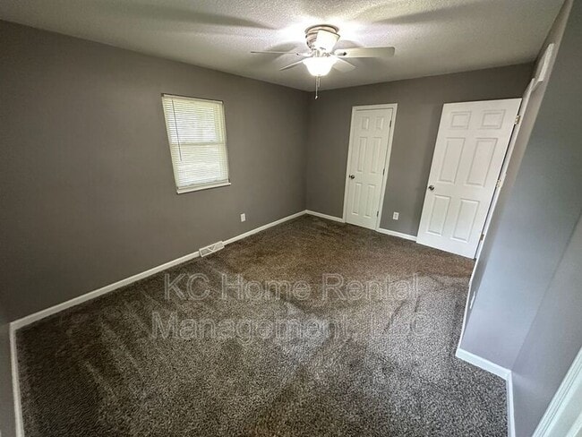 Building Photo - 424 NE Lakeview Dr