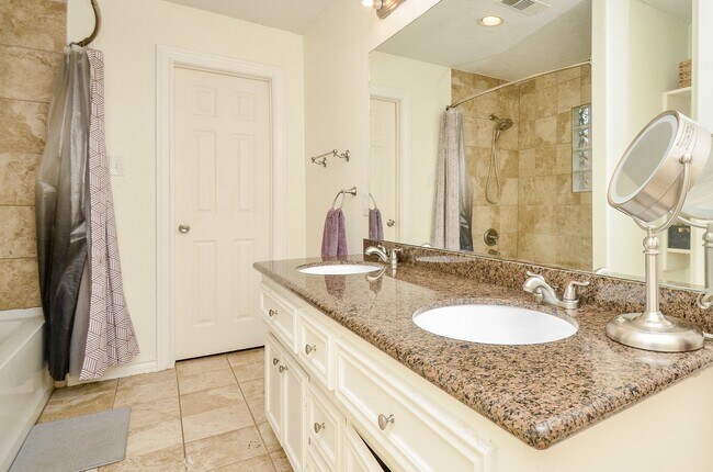 Building Photo - 4315 Fernwood Dr