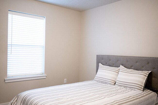 Building Photo - 4 bed 2 bath with bonus room