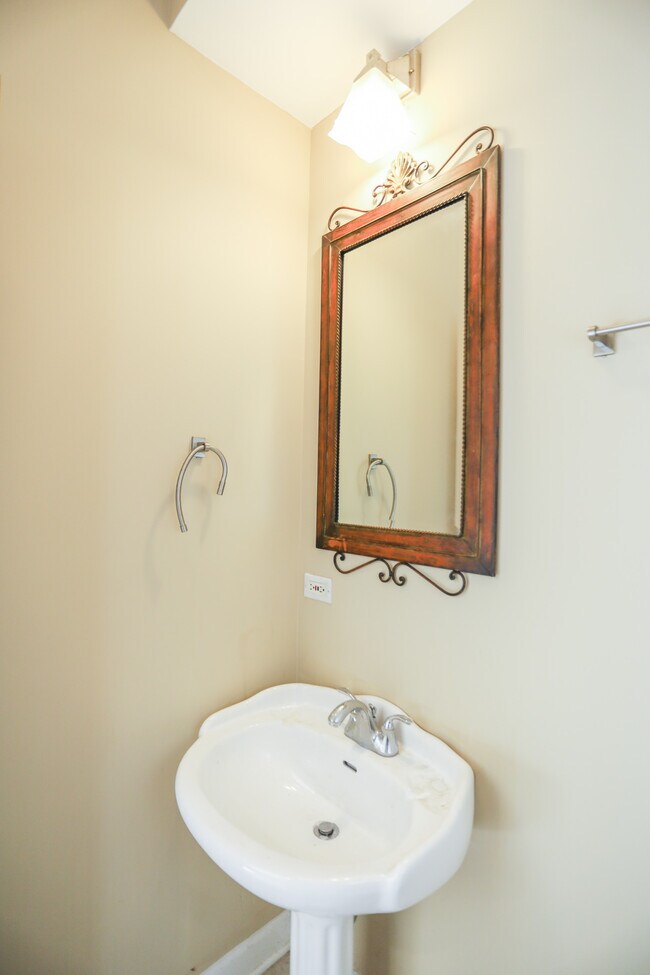 Building Photo - 4321 W Peterson Ave