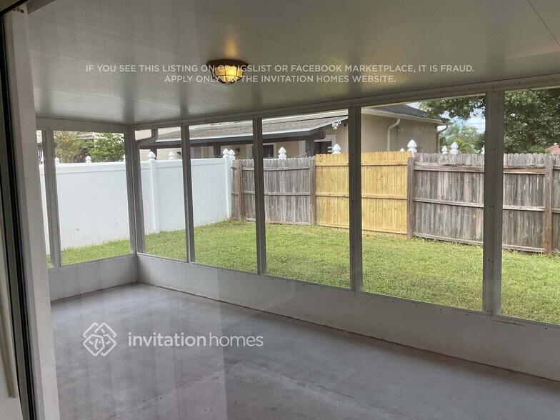 Building Photo - 1733 Snaresbrook Way