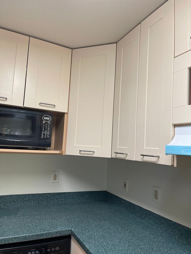 Building Photo - Epic REA: Cozy 2BR Near UC Davis w/ Garage...